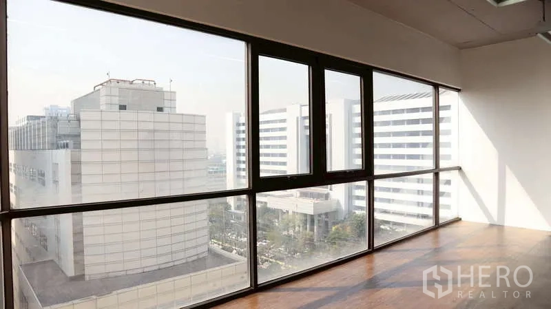สำนักงาน ให้เช่า - วิวจากหน้าต่างมุมห้อง มองเห็นอาคารสำนักงานสมัยใหม่โดยรอบ