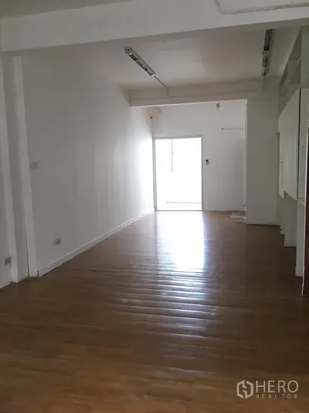 อาคารพาณิชย์ ให้เช่าในKhlong Toei, Bangkok - ห้องทรงลึกพื้นไม้ขัดมัน ผนังสีขาว พร้อมไฟเส้นบนเพดาน