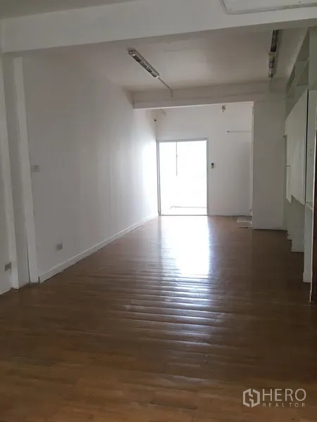 อาคารพาณิชย์ ให้เช่าในKhlong Toei, Bangkok - ห้องทรงลึกพื้นไม้ขัดมัน ผนังสีขาว พร้อมไฟเส้นบนเพดาน