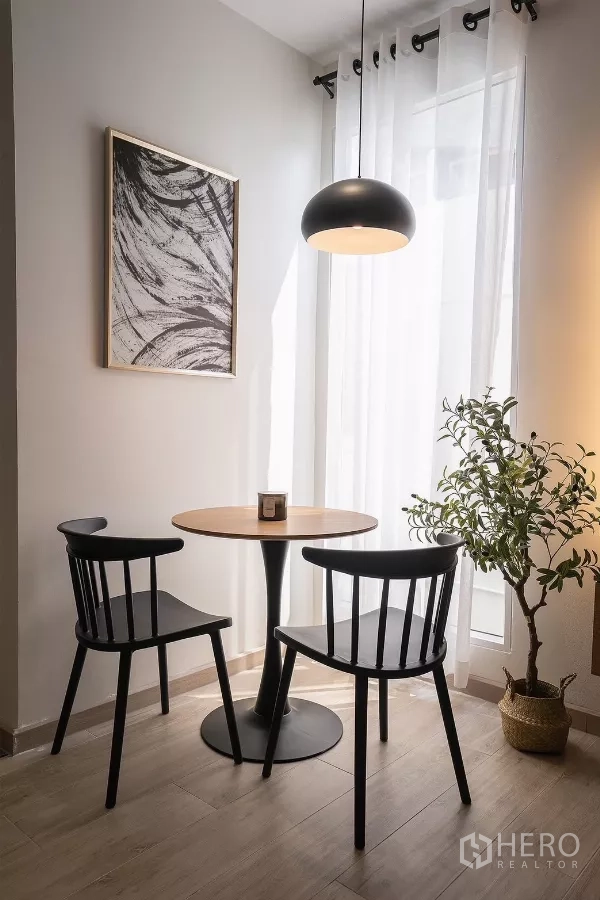 บ้าน ให้เช่าในHuai Khwang, Bangkok - มุมทานอาหารยามเช้า โต๊ะกลม เก้าอี้สีดำ และโคมแขวน