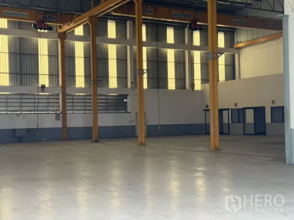 工厂 出租或出售在Bang Phli, Samut Prakan - 大型厂房大厅，多组行车轨道与抛光混凝土地面。