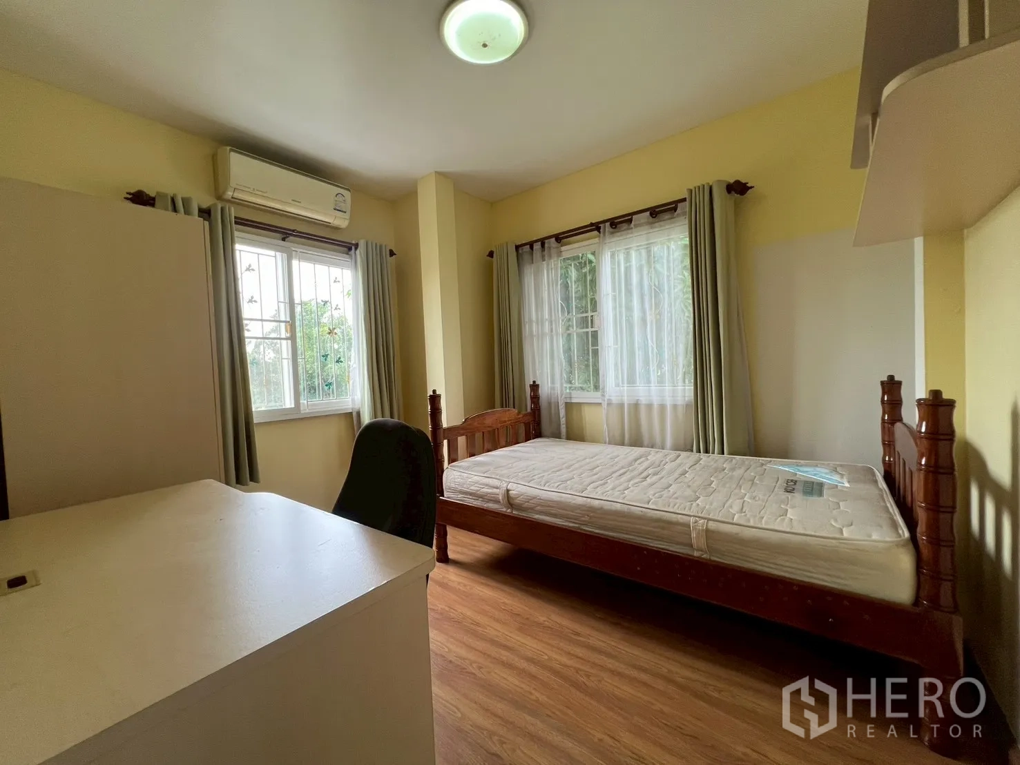 บ้าน ขายในMin Buri, Bangkok - ห้องนอนเดี่ยวอบอุ่น มีโต๊ะทำงานและหน้าต่างสองด้าน