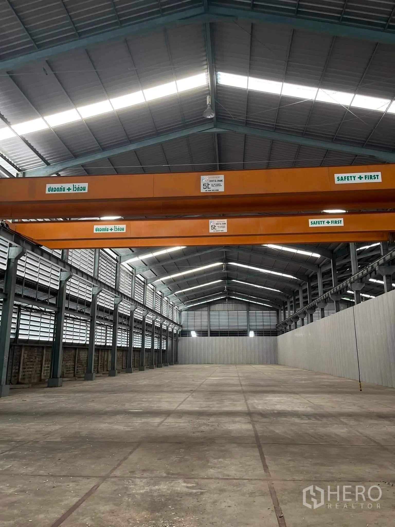 Warehouse for rent in Bang Phli, Samut Prakan - Interior view showing twin overhead gantry cranes along the central aisle.
