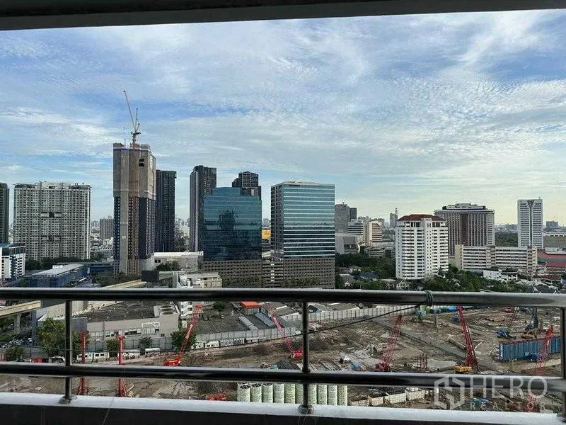 คอนโด ขายในChatuchak, Bangkok - วิวสกายไลน์กรุงเทพฯ จากระเบียง มองเห็นย่านธุรกิจจตุจักร