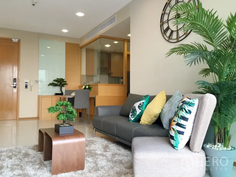 คอนโด ให้เช่าหรือขายในKhlong Toei, Bangkok - พื้นที่นั่งเล่นพร้อมโซฟา ต้นไม้ในบ้าน และมุมทานข้าวติดครัว