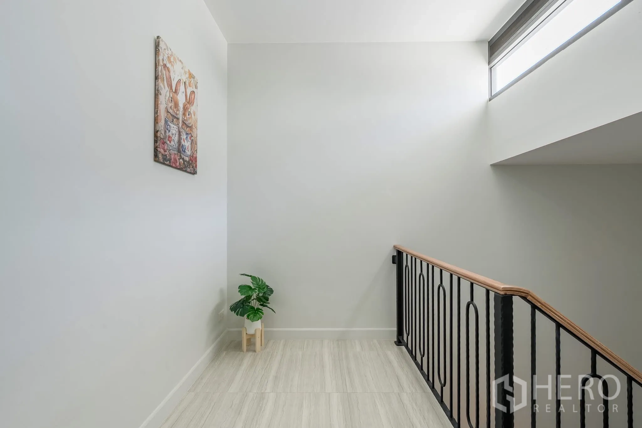家庭办公室 for rent in Khlong Toei, Bangkok - 楼梯平台，黑色金属栏杆、高窗与盆栽装饰。