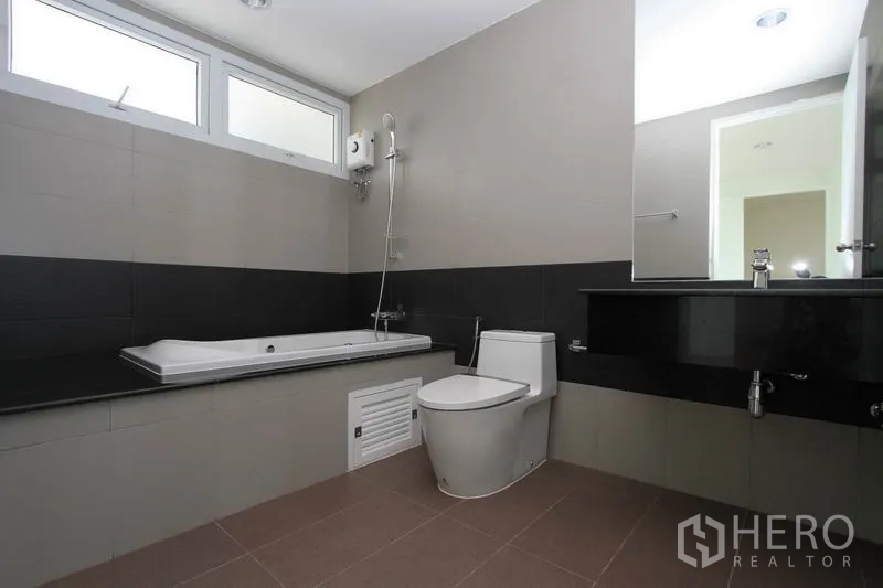 ทาวน์เฮาส์ ขายในWang Thonglang, Bangkok - ห้องน้ำสไตล์โมเดิร์น มีอ่างอาบน้ำ ฝักบัว เคาน์เตอร์ยาว และกระเบื้องโทนนิ่ง