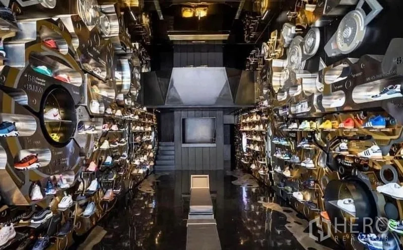 อาคารพาณิชย์ ให้เช่าในKhlong Toei, Bangkok - ภายในร้านรองเท้าหรู พื้นเงาสะท้อนและผนังโชว์มีไฟส่องสว่าง