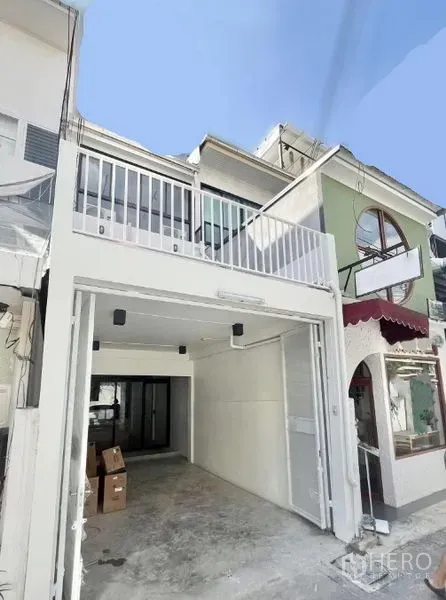 สำนักงานที่บ้าน ให้เช่าในKhlong Toei, Bangkok - ด้านหน้าโฮมออฟฟิศปรับปรุงใหม่ พร้อมโรงรถและระเบียงชั้นบน