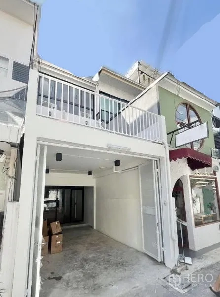 สำนักงานที่บ้าน ให้เช่าในKhlong Toei, Bangkok - ด้านหน้าโฮมออฟฟิศปรับปรุงใหม่ พร้อมโรงรถและระเบียงชั้นบน