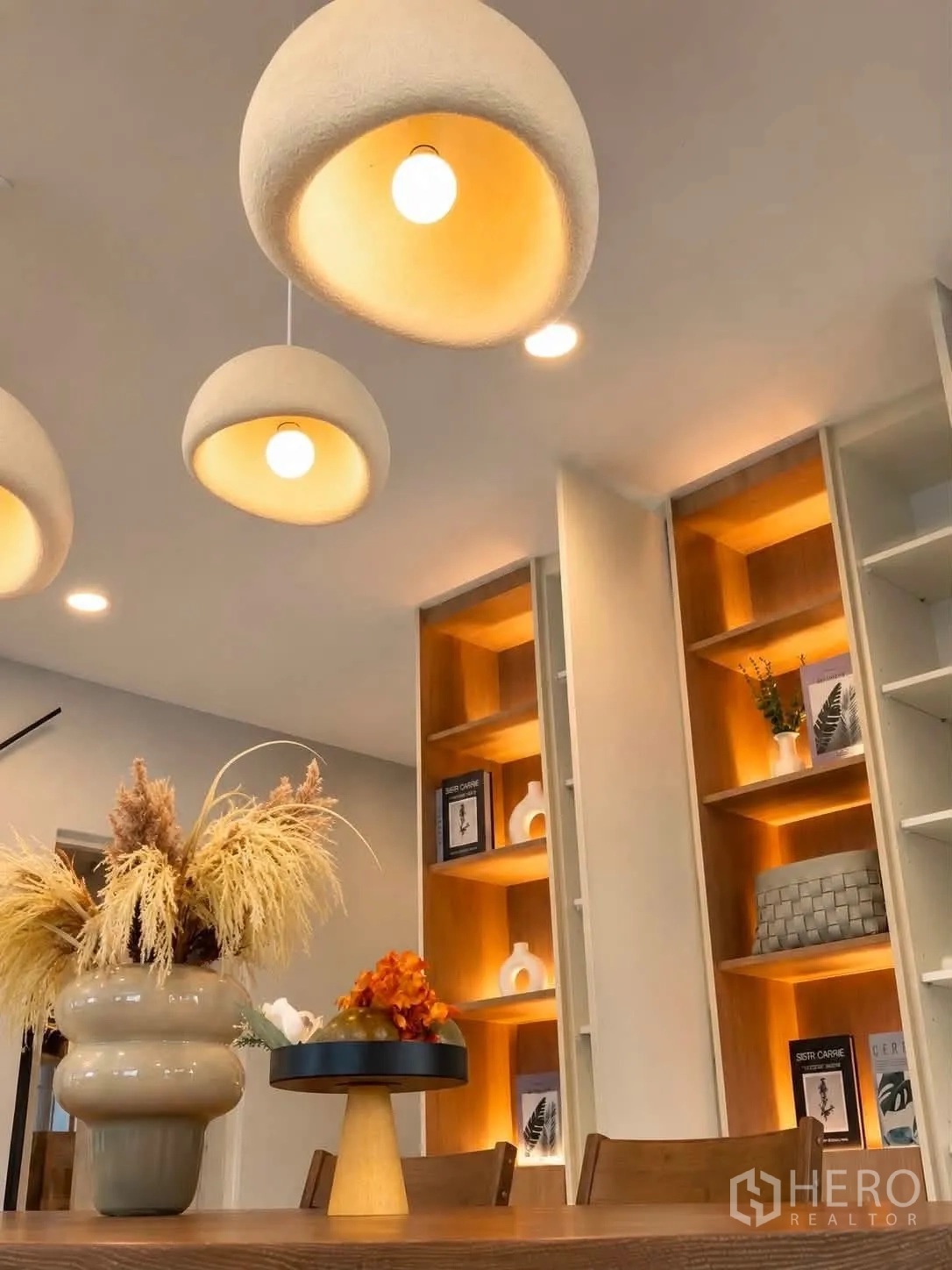 独栋房屋 for rent in Bang Phli, Samut Prakan - 吊灯特写与背光展示架细节。