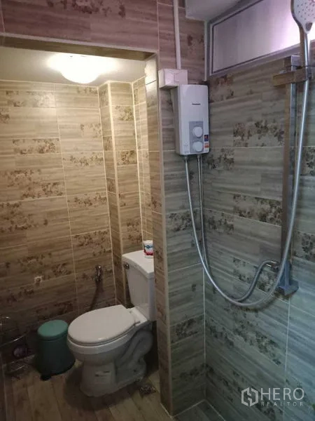 ทาวน์เฮาส์ ให้เช่าในKhlong Toei, Bangkok - ห้องน้ำปูกรุสไตล์ไม้พร้อมเครื่องทำน้ำอุ่นและโถสุขภัณฑ์