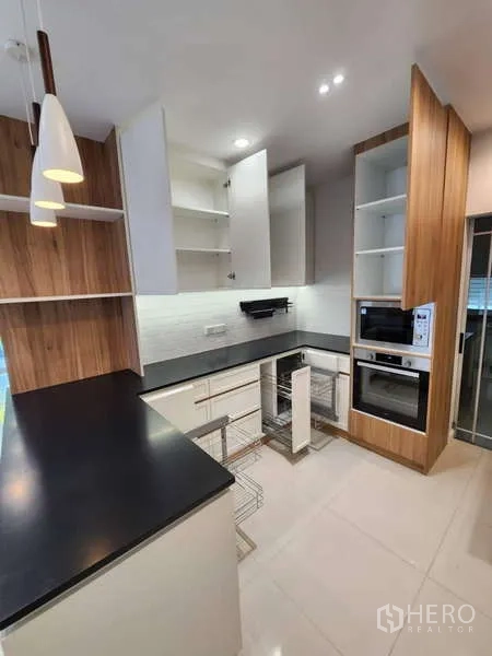 บ้าน ให้เช่าในSathon, Bangkok - ตู้ครัวเปิดโชว์ตะแกรงดึงและพื้นที่จัดเก็บแบบลิ้นชัก