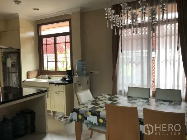 Detached House for rent in Bang Phli, Samut Prakan - Kitchen and dining area with a four-seat table, big windows and modern cabinetry.