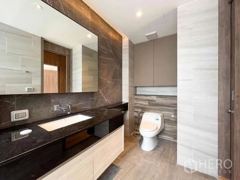 บ้าน ขายในYan Nawa, Bangkok - ห้องน้ำหรู ผนังหินอ่อน โต๊ะวางอ่างยาวและกระจกเงา