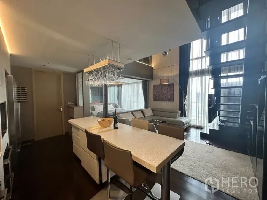 คอนโด ขายในWatthana, Bangkok - ครัวแบบเปิดพร้อมไอส์แลนด์ เพดานสูง ติดบันไดและหน้าต่างสูง