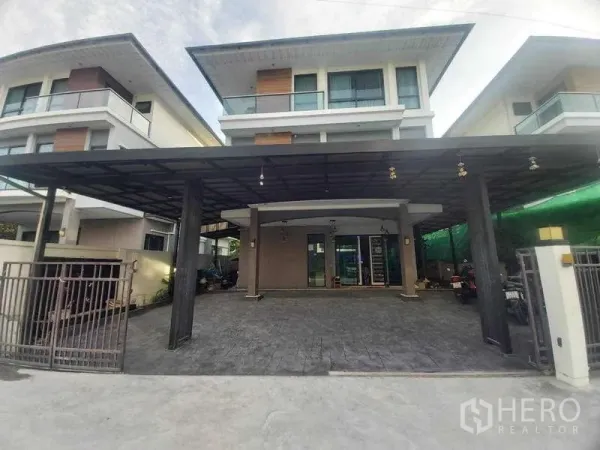 บ้าน ให้เช่าหรือขายในPrawet, Bangkok - มุมมองด้านหน้าบ้านเดี่ยวพร้อมกันสาดจอดรถและระเบียง