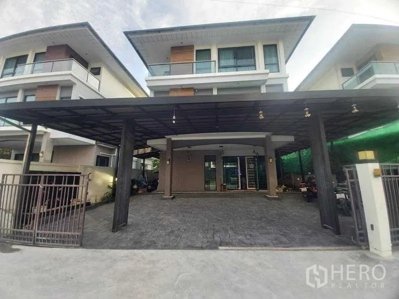 独立式住宅 出租或出售在Prawet, Bangkok - 独栋别墅正立面，宽大车棚与阳台