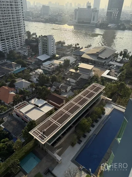 คอนโด for rent in Khlong San, Bangkok - ภาพมองลงเห็นสระว่ายน้ำยาว พื้นที่นั่งเล่น และชุมชนริมแม่น้ำ
