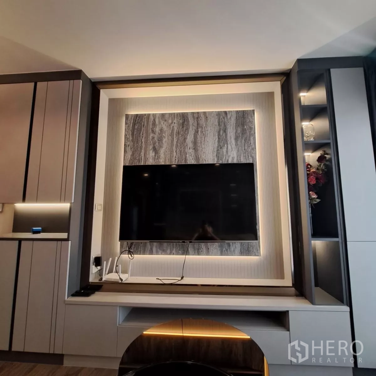 คอนโด ให้เช่าในChatuchak, Bangkok - ภาพใกล้ของผนังทีวีไล่ไฟพร้อมชั้นวางและแผงผิวสัมผัส