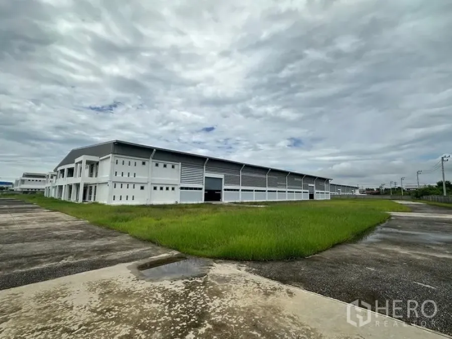 工厂 出租在Pathum Thani - 宽阔工业园区，绿地与装卸通道。