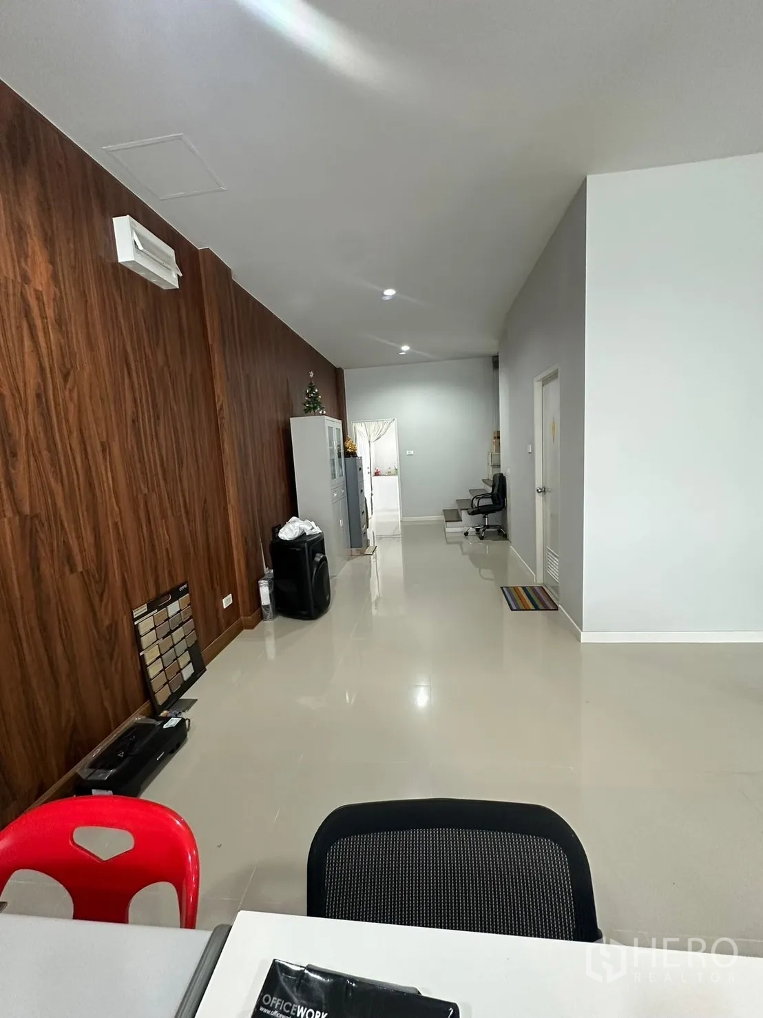 Home Office for rent in Khlong Luang, Pathum Thani - Long open workspace with wood accent wall, tiled floor and air conditioner.
