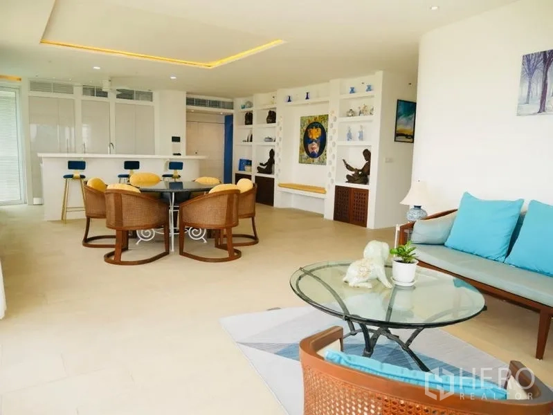 คอนโด ให้เช่าในKhlong Toei, Bangkok - พื้นที่นั่งเล่นแบบโอเพ่นสเปซสว่าง พร้อมโต๊ะทานอาหาร ชั้นวางบิลท์อิน และครัวไอส์แลนด์สีขาว