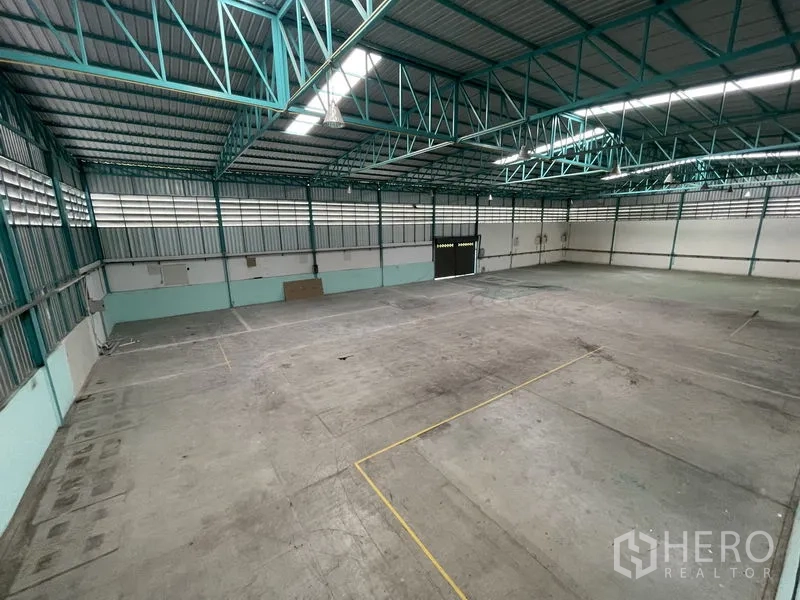 Warehouse for rent in Lat Lum Kaeo, Pathum Thani - Spacious warehouse interior with a high steel truss roof, ventilated side panels and a wide clear-span floor.