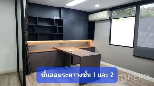 ทาวน์เฮาส์ ให้เช่าในBueng Kum, Bangkok - ห้องทำงานสมัยใหม่ ตู้บิลท์อินสีดำ โต๊ะรูปตัวแอล ไฟซ่อน และแอร์