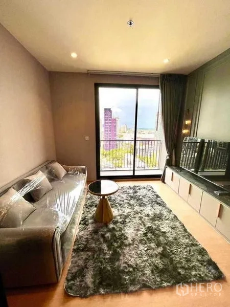 คอนโด ให้เช่าหรือขายในWatthana, Bangkok - ห้องนั่งเล่นเชื่อมสู่ระเบียงพร้อมวิวสกายไลน์ใกล้ BTS เอกมัย