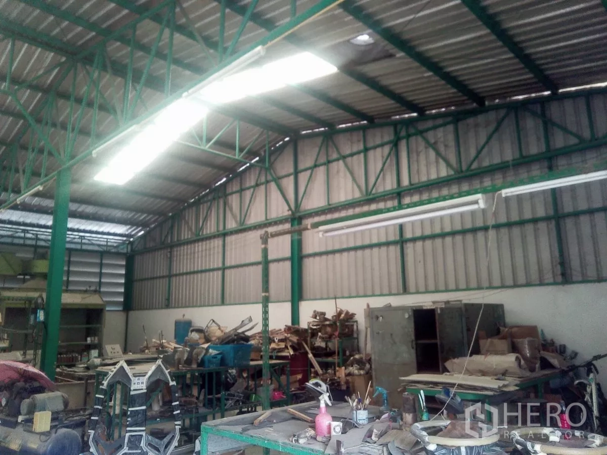 ที่ดิน ขายในKhlong Sam Wa, Bangkok - มุมใกล้ของผนังโกดัง โครงเหล็ก และชั้นเก็บวัสดุต่าง ๆ