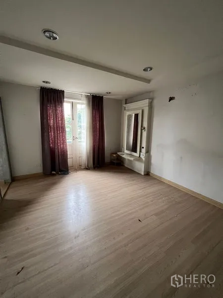 店屋 出租在Watthana, Bangkok - 卧室/工作室，阳台门、窗帘与浅色木地板。