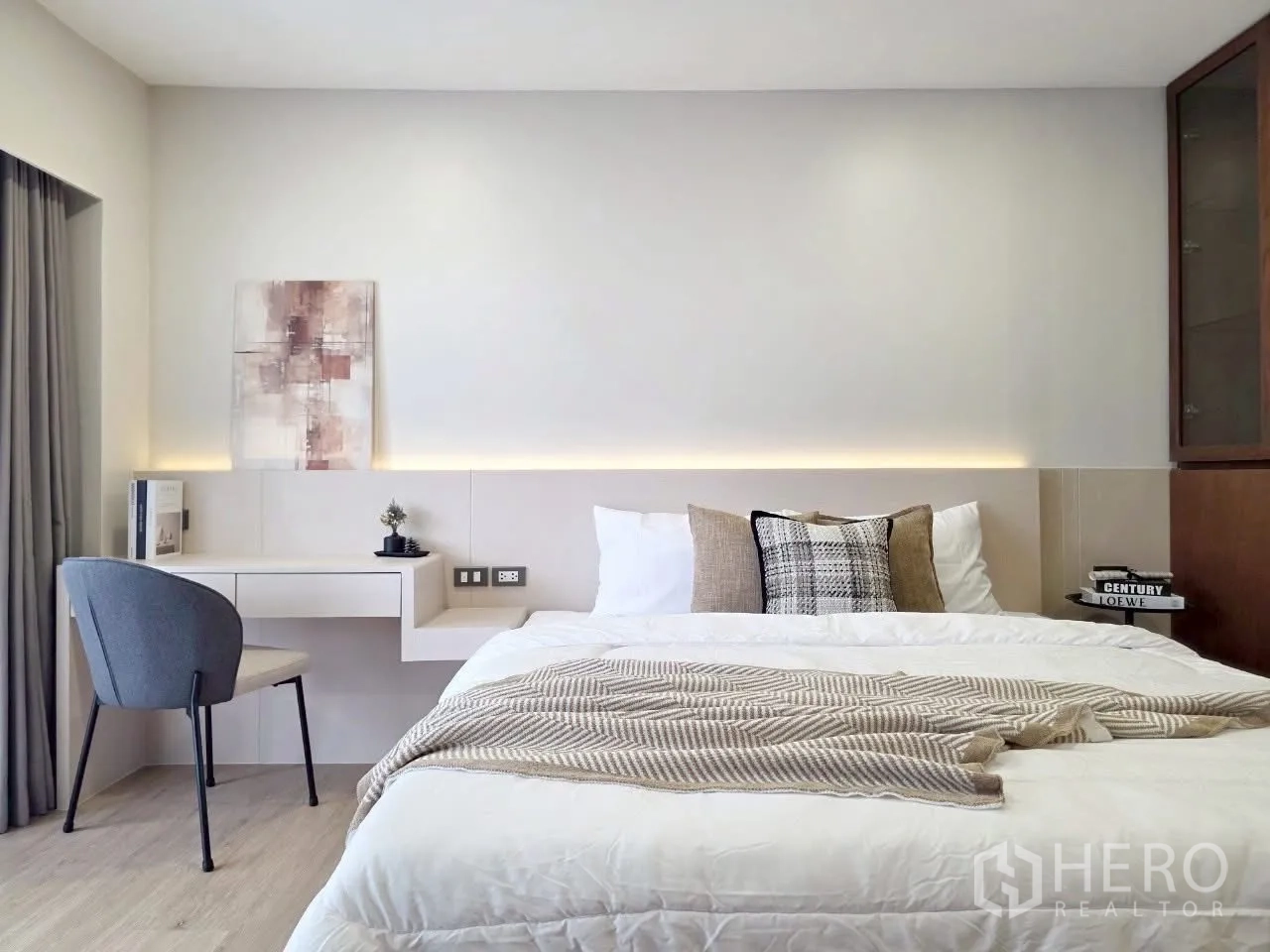 Condominium for rent in Sathon, Bangkok - Cozy king bed with soft lighting and a wall-mounted work desk.