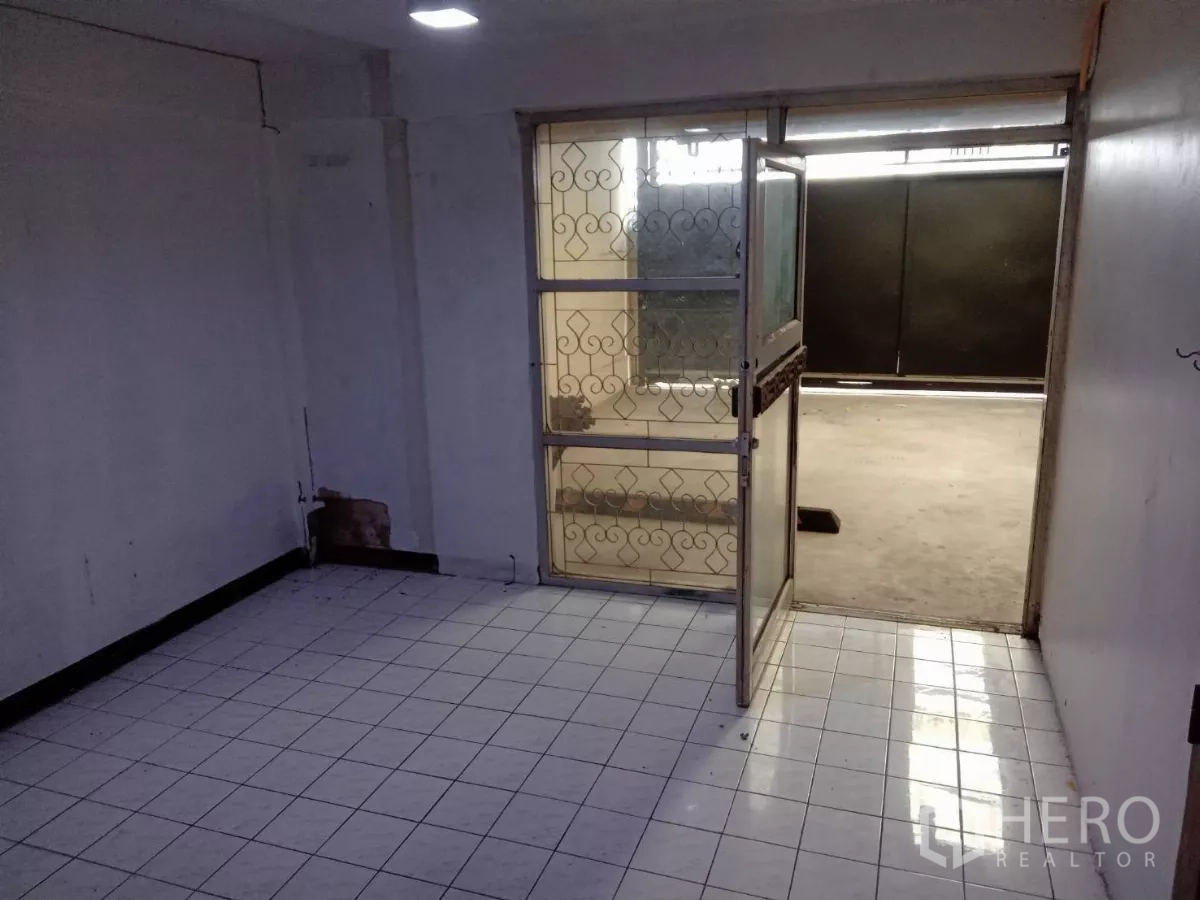 独立式住宅 出租在Phaya Thai, Bangkok - 小房间通向带金属门的有顶车棚。