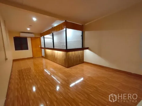 店屋 出租或出售在Bang Rak, Bangkok - 开放式空间，木纹地砖，带玻璃隔断与照明的服务吧台。