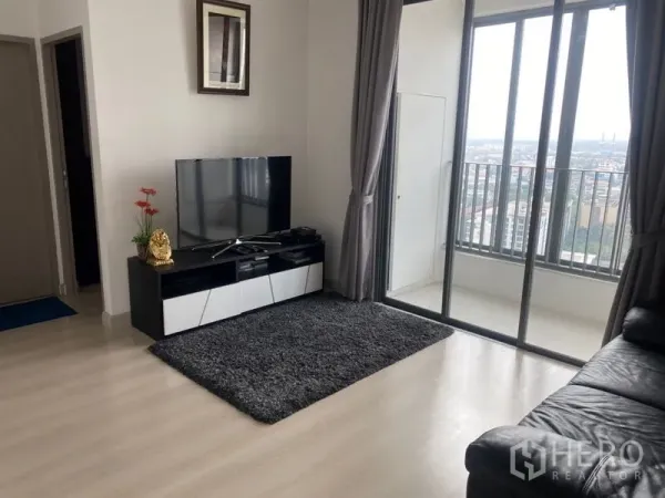 公寓 出售在Phra Khanong, Bangkok - 客厅连通高层阳台，远眺城市天际线