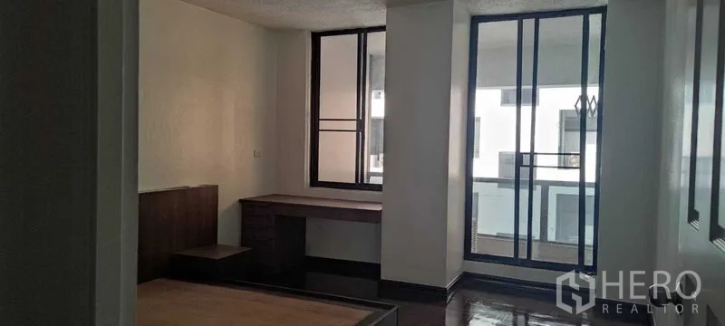 อพาร์ทเมนท์ ให้เช่าในPathum Wan, Bangkok - ห้องนอนที่สามมีโต๊ะทำงาน หน้าต่างใหญ่ และประตูกระจกสไลด์ออกระเบียง