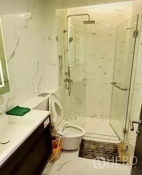 公寓 出租在Khlong Toei, Bangkok - 浴室配玻璃淋浴房、雨淋花洒和现代洗手台