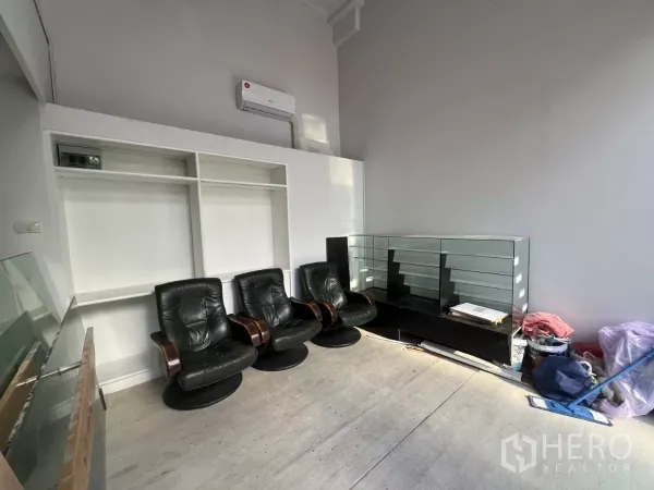 พื้นที่ขายปลีก ให้เช่า - พื้นที่ค้าปลีกด้านหน้า เพดานสูง แอร์แขวนผนัง เก้าอี้หนัง และตู้โชว์กระจก