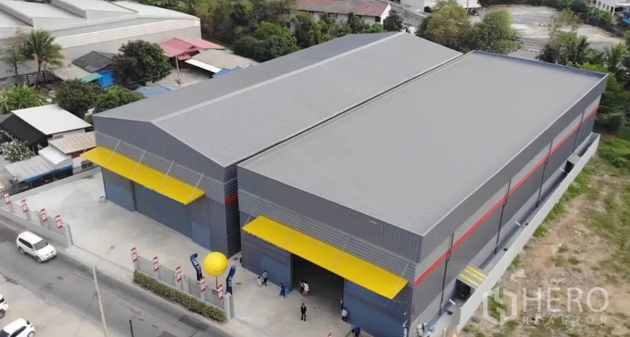 货栈 出租在Sai Mai, Bangkok - 俯瞰双跨工业仓库园区，黄色雨棚与围栏庭院，位于曼谷北部。