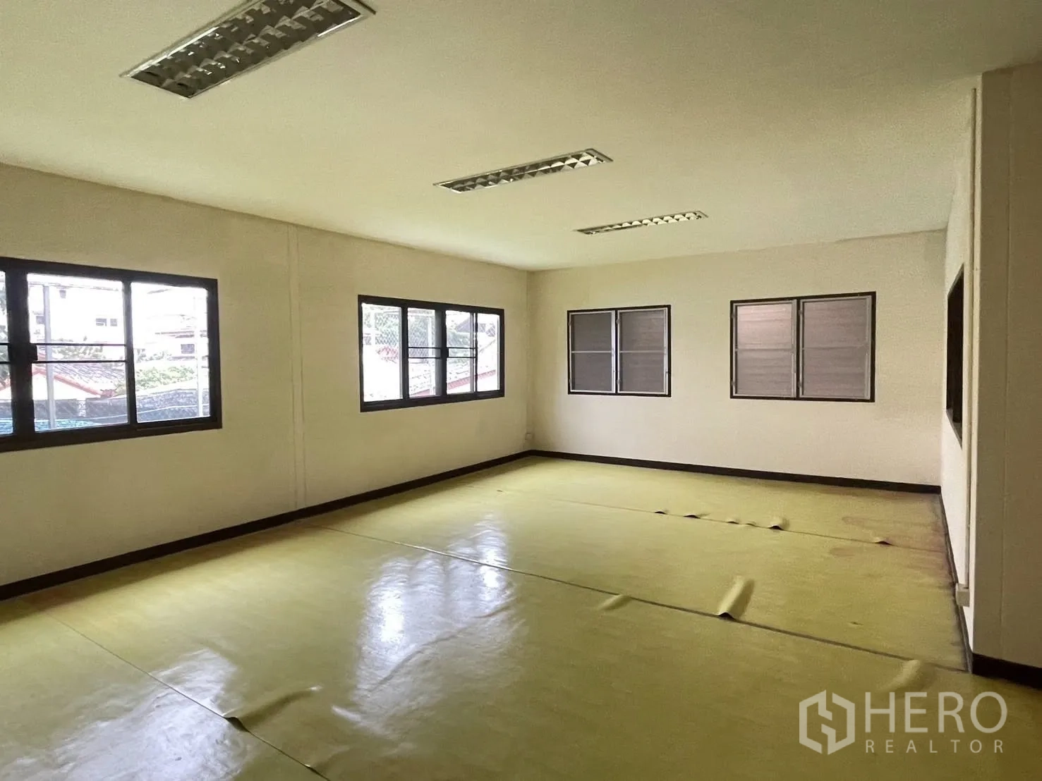 货栈 出租在Lat Phrao, Bangkok - 采光良好的办公室，多个窗户与吊顶，铺设乙烯地板。