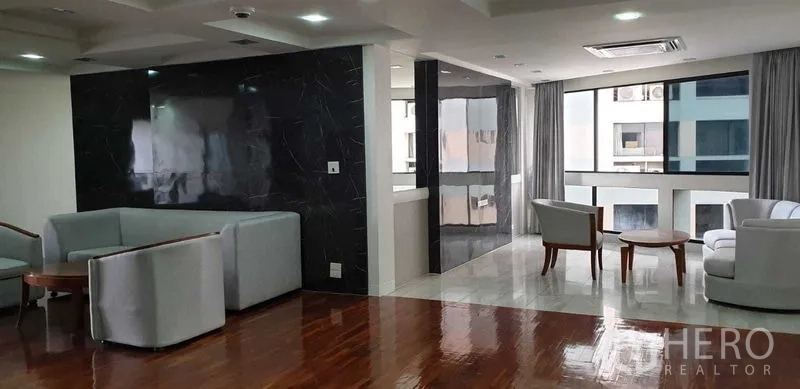 คอนโด ให้เช่าในKhlong Toei, Bangkok - ห้องนั่งเล่นสว่างเฟอร์นิเจอร์โซฟา พื้นเงางาม และหน้าต่างบานใหญ่