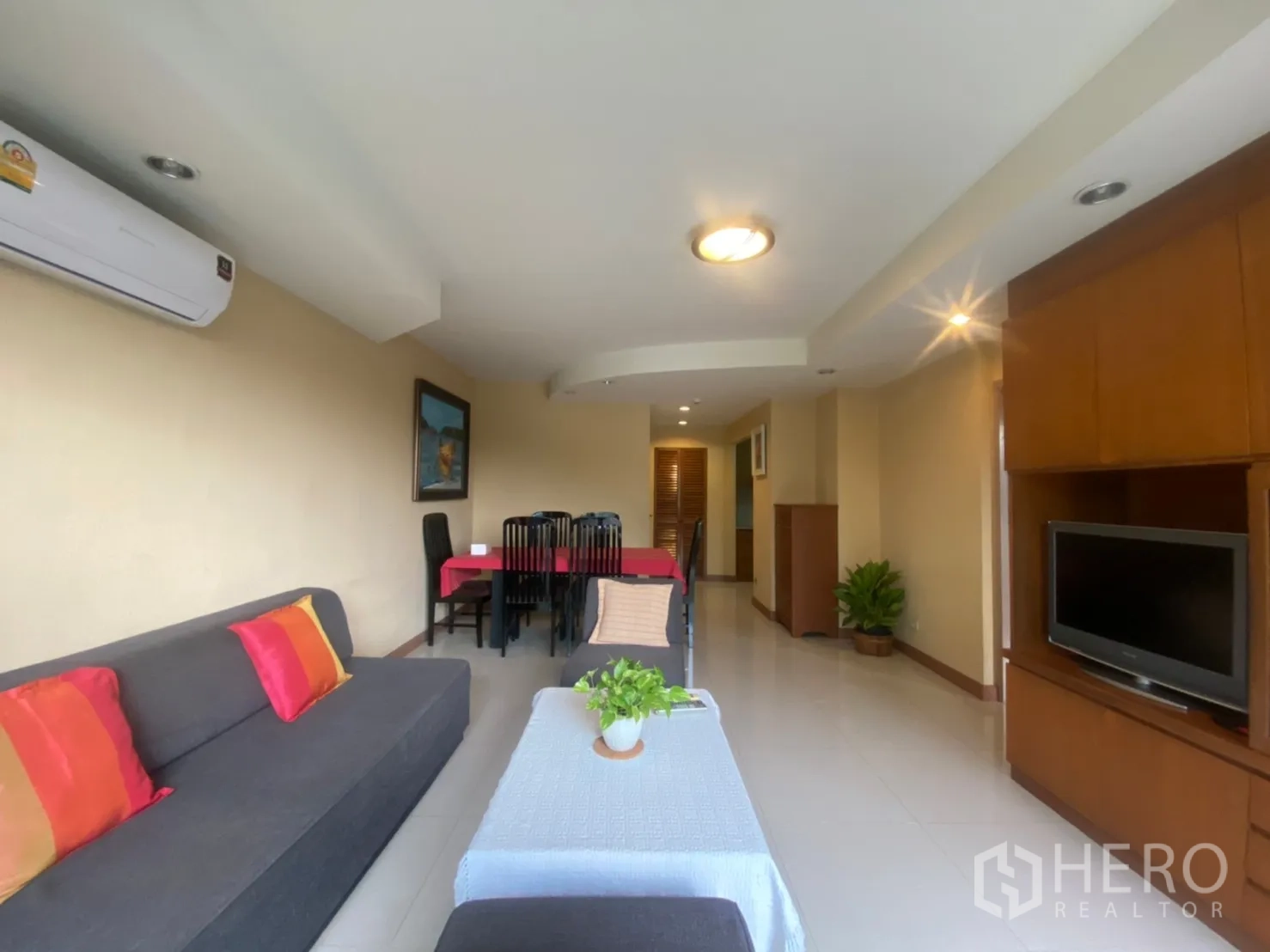 คอนโด ให้เช่าในPhaya Thai, Bangkok - โถงนั่งเล่นและรับประทานอาหารพร้อมตู้ทีวีบิลต์อินและไฟดาวน์ไลท์