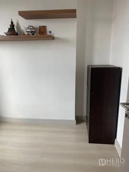 公寓 出售在Phra Khanong, Bangkok - 极简角落，悬空木置物架与立式储物柜