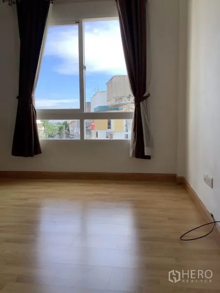 联排别墅 出租或出售在Wang Thonglang, Bangkok - 楼上卧室设大窗，可见社区景观，木纹地板。