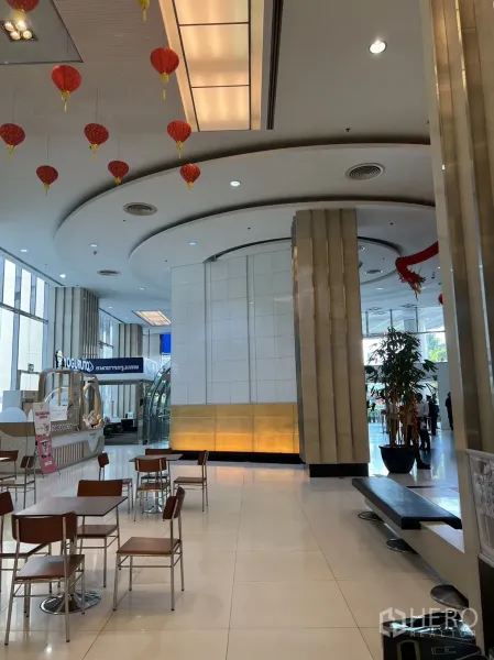 พื้นที่ขายปลีก ให้เช่าในKhlong Toei, Bangkok - ทางเดินศูนย์การค้าพื้นที่กว้าง เพดานโค้ง มีซุ้มคาเฟ่และที่นั่งใกล้ประตูทางเข้า