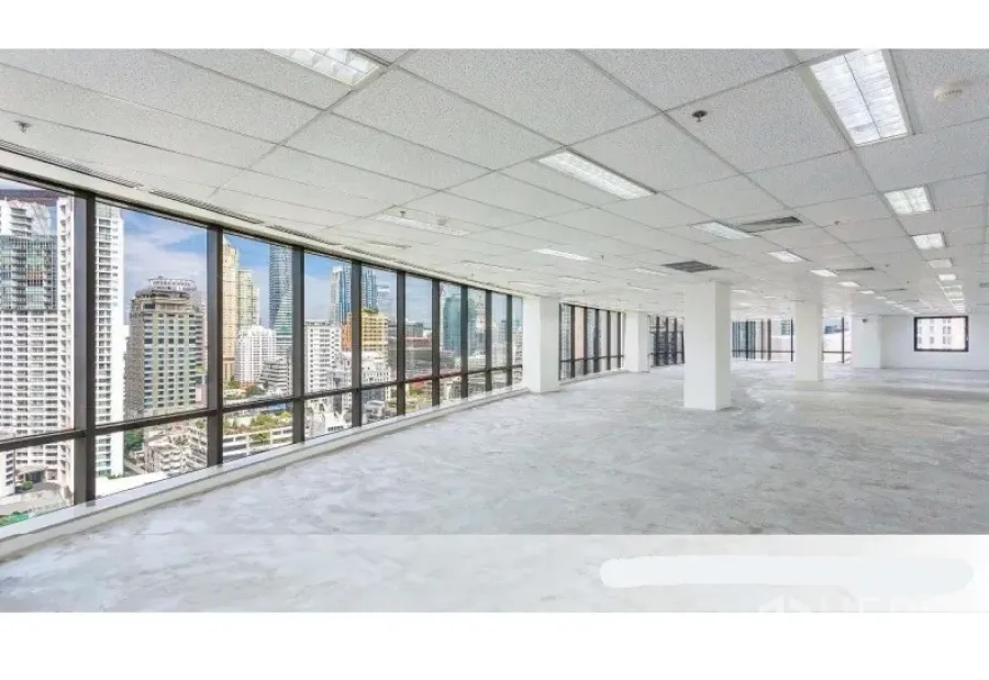 办公空间 出租在Pathum Wan, Bangkok - 高楼转角办公区，三面落地窗俯瞰曼谷城市天际线。