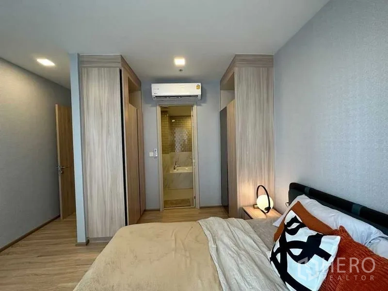 公寓 出租在Ratchathewi, Bangkok - 卧室带套卫入口、壁挂空调与双衣柜。