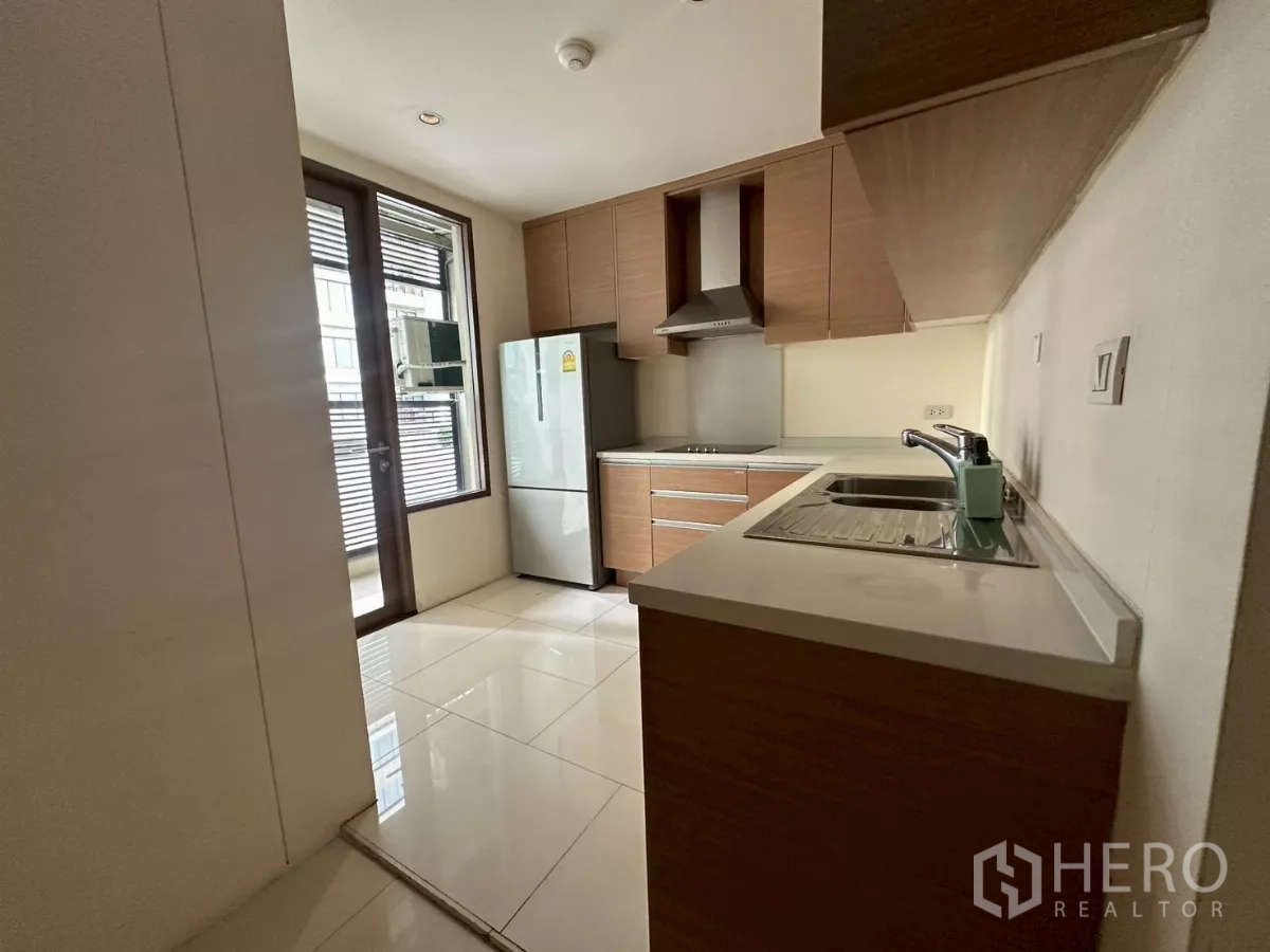 สำนักงาน ให้เช่าในKhlong Toei, Bangkok - แพนทรี่ขนาดกะทัดรัดมีประตูออกระเบียง ตู้เย็นและอ่างล้างจาน