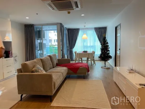 คอนโด ให้เช่าหรือขายในWatthana, Bangkok - โถงนั่งเล่นและรับประทานอาหารกว้าง พร้อมประตูกระจกบานเลื่อนออกระเบียงและหน้าต่างบานใหญ่